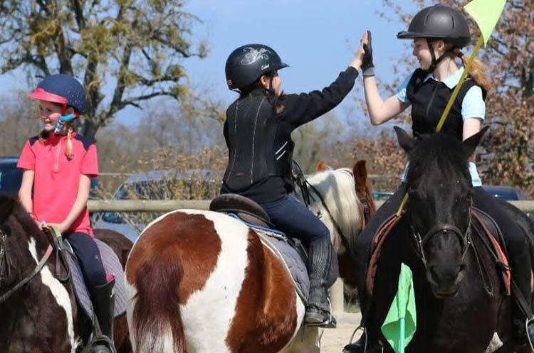 Photos de l'école d'équitation à Grilly dans l'Ain